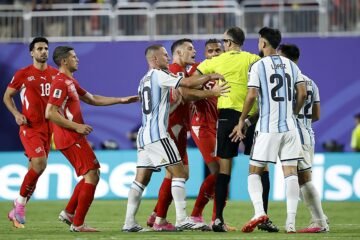 Suiza se suma a la indignación de los rivales de Argentina: «Es difícil cuando el árbitro también está en tu contra»