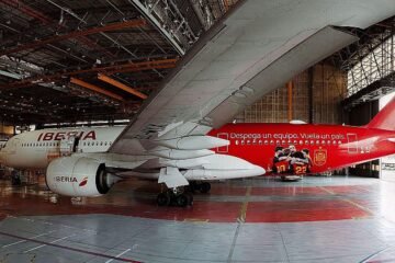 El avión de Iberia vinilado con los jugadores de la selección española aterriza en Buenos Aires solo tres días después de la final