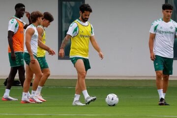 Isco se queda al margen en el primer entrenamiento del Betis en Marbella