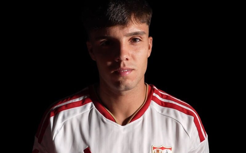 Oficial: Julio Díaz, quinto fichaje del Sevilla FC, firma hasta 2031