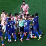 El encendido ambiente del Paraguay – Francia: faltas, tanganas y balonazos por la espalda