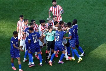 El encendido ambiente del Paraguay – Francia: faltas, tanganas y balonazos por la espalda