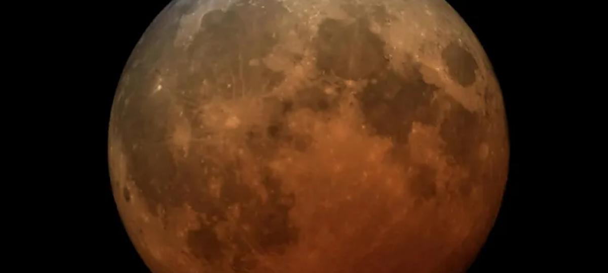 A qué hora es el Eclipse lunar parcial hoy en cada municipio de España, cuánto dura, cuándo termina y dónde ver gratis online