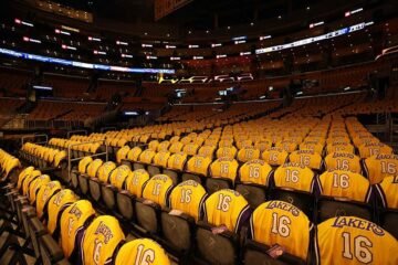 Los Buss se ‘vengan’ de su hermana Jeanie y venden sus participaciones en los Lakers