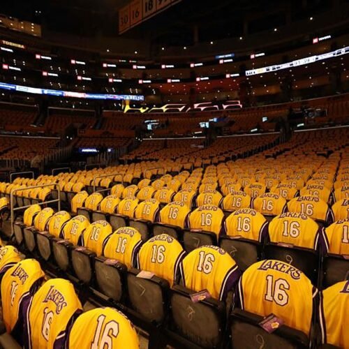 Los Buss se ‘vengan’ de su hermana Jeanie y venden sus participaciones en los Lakers