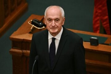 András Baka, un constitucionalista para presidir Hungría en la era post-Orban