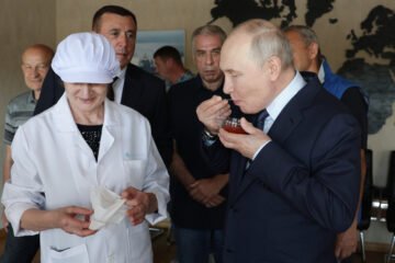 Putin come huevas de pescado en la isla que enfrenta a Rusia y Japón desde la Segunda Guerra Mundial