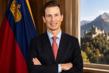 El príncipe Alois de Liechtenstein anuncia que las mujeres podrán acceder al trono, en medio de una gran contestación ciudadana por su intransigencia con el aborto