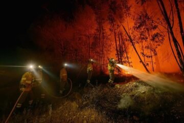 El fuego sigue activo en Niebla: “Es un incendio al que todavía le quedan días de trabajo”
