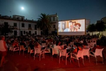 Sillas, pipas y bocatas: la lucha de Córdoba para mantener vivos sus cines de verano
