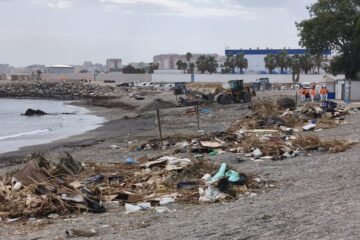 El gran desalojo de la playa de El Trampolín: “No es para ir a Marruecos, es una jaima buena”