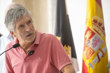 De los incendios a la frontera: los tres días en los que Marlaska encadenó dos crisis de Estado