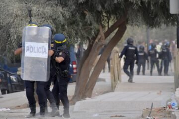 La Policía impide que cientos de ceutíes se enfrenten a los migrantes en la playa de El Trampolín
