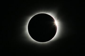 De Gabinete Caligari a Maluma: una lista de canciones para mirar el eclipse