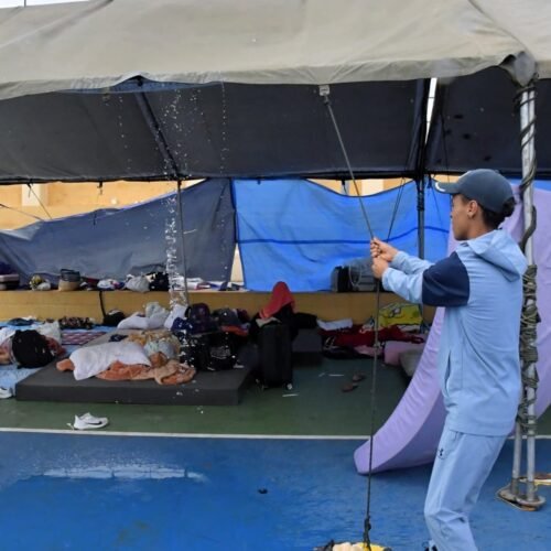 Mujeres y menores migrantes, algunas enfermas, en colchones mojados en Ceuta: “Esto es una vergüenza, son personas vulnerables”