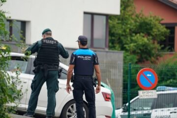 Un exguardia civil asesina a su expareja, también agente, en Llanes (Asturias)