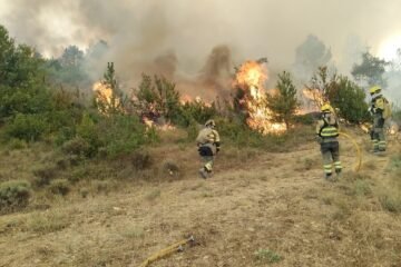 Más de 1.000 personas desalojadas en el incendio de Huesca, que amenaza municipios y el monasterio de San Juan de la Peña
