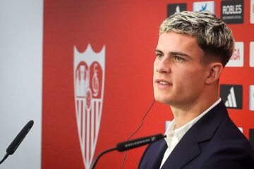 Robbie Ure, presentado como delantero del Sevilla FC: «Estoy ilusionado por dar cada vez más pasos hacia delante»
