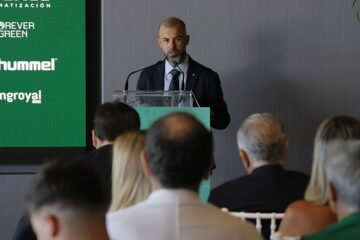 Una venta, el pivote y el nueve, los pasos principales en el mercado del Betis