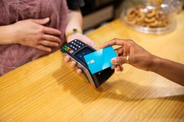Tarjetas ‘revolving’, entre intereses de más del 22% y una ley atascada: “Te atrapan de por vida”