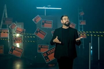 Manu Sánchez adapta la sintonía de ‘Aquí no hay quien viva’ para denunciar el desahucio de Maricarmen: “A las vecinas se las echa y expulsa” 
