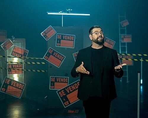 Manu Sánchez adapta la sintonía de ‘Aquí no hay quien viva’ para denunciar el desahucio de Maricarmen: “A las vecinas se las echa y expulsa” 