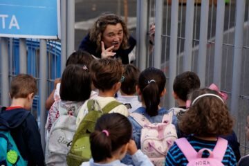 Los profesores de primaria de España dan 186 horas más de clase al año que los de secundaria y encabezan la brecha de los países desarrollados