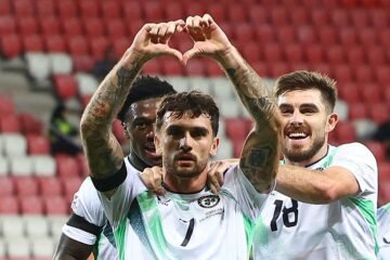 Parrott abre el camino de la goleada de Irlanda en el polémico partido ante Israel