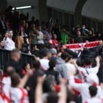 Máxima tensión en Vallecas: la seguridad desaloja a aficionados que rodeaban el palco de Presa