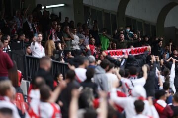 Máxima tensión en Vallecas: la seguridad desaloja a aficionados que rodeaban el palco de Presa