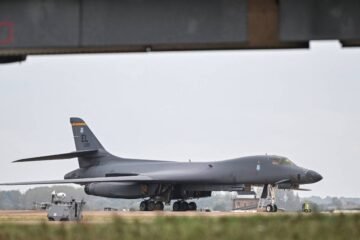 Estados Unidos retira con urgencia sus bombarderos de la base británica de Fairford