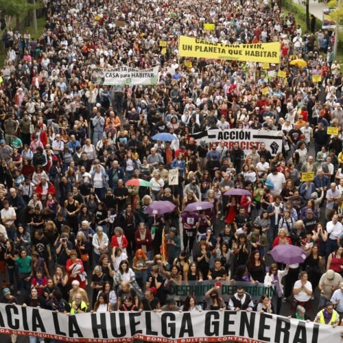 Decenas de miles de personas se manifiestan por la vivienda en Madrid en medio de la incertidumbre electoral
