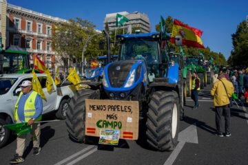 Los agricultores suspenden la protesta ante el Ministerio de Agricultura por el accidente ferroviario