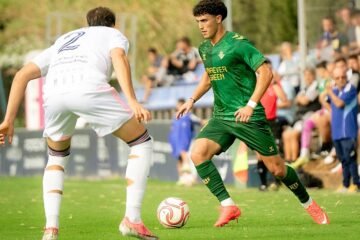 El Betis Deportivo aprovecha la superioridad numérica para ganar en Marbella (0-2) y consolidarse como líder