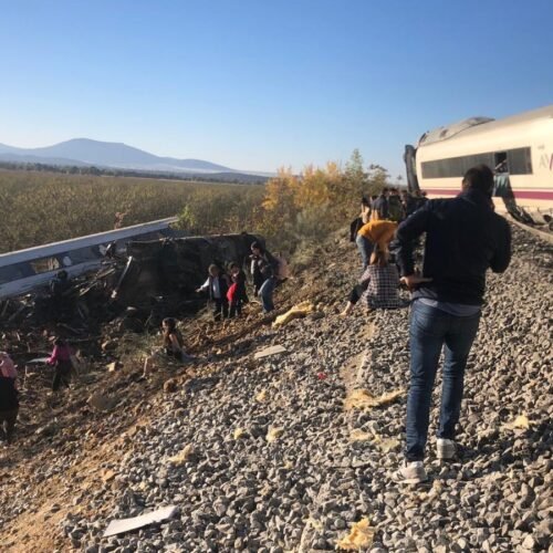 Crónica de un periodista de EL PAÍS que viajaba dentro del AVE: “Hemos salido despedidos”