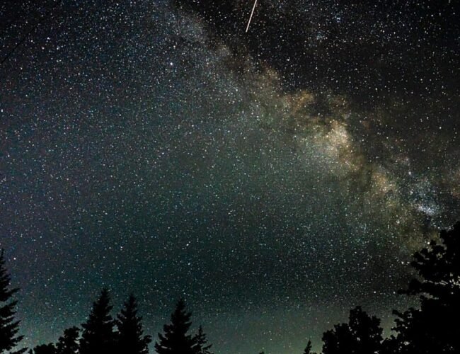 Llega la primera gran lluvia de estrellas de octubre a España: cómo ver las dracónidas y qué día será el pico máximo